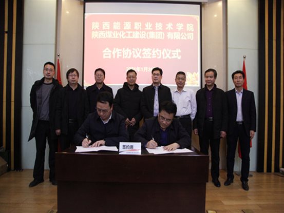 朱忠军校长与王明智总经理代表校企双方签约