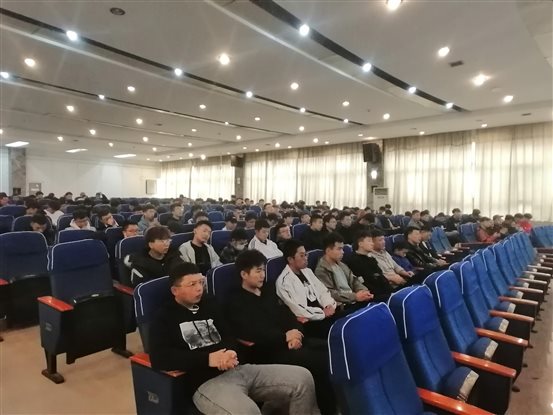 学生聆听企业宣讲