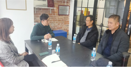 校企双方进行交谈